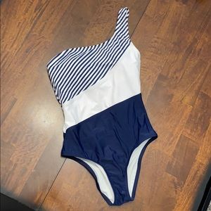 One shoulder swimsuit